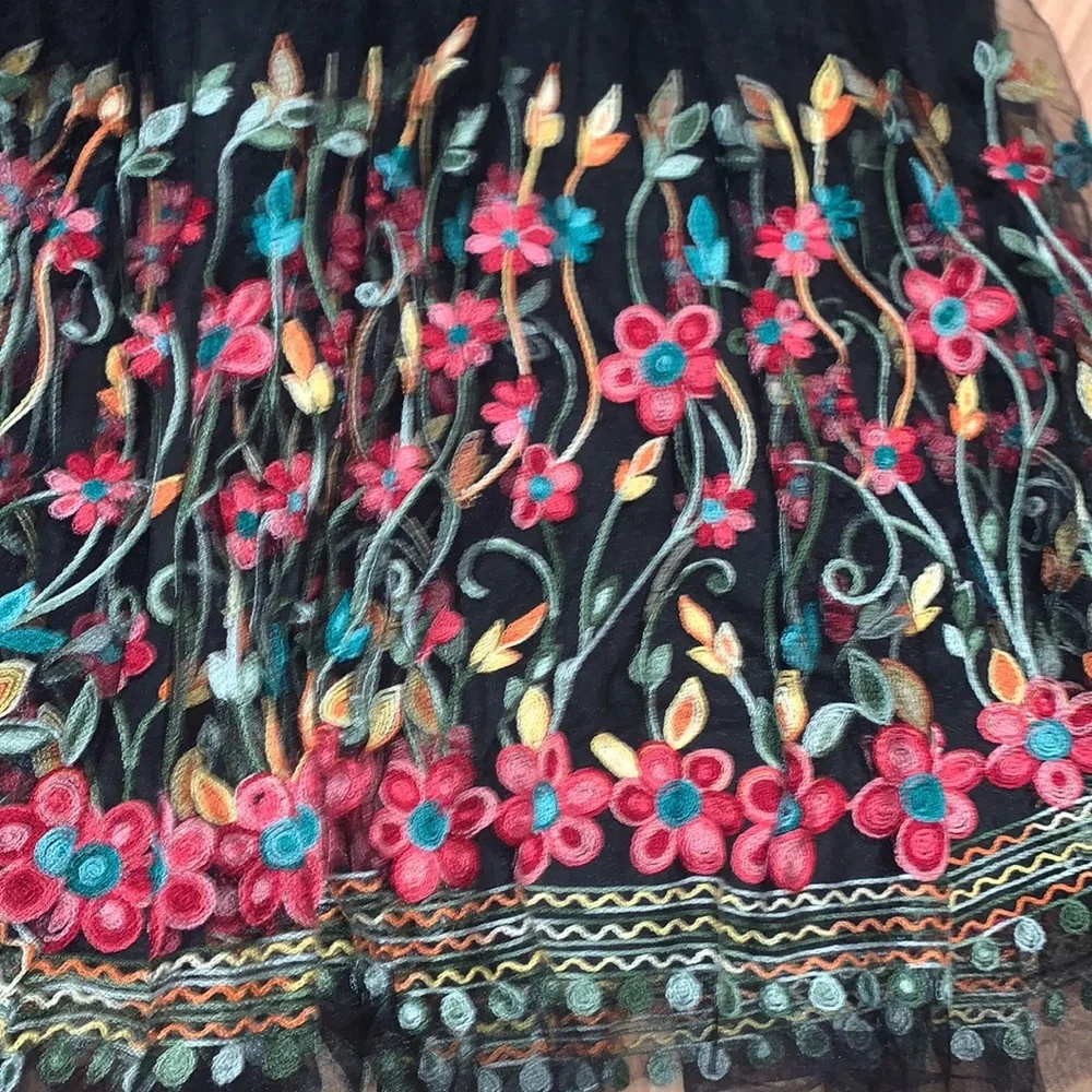 San Francisco | Beautiful Embroidered Floral Skirt - Picture 6 of 15